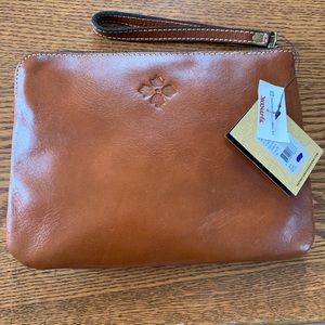 Medium size wristlet